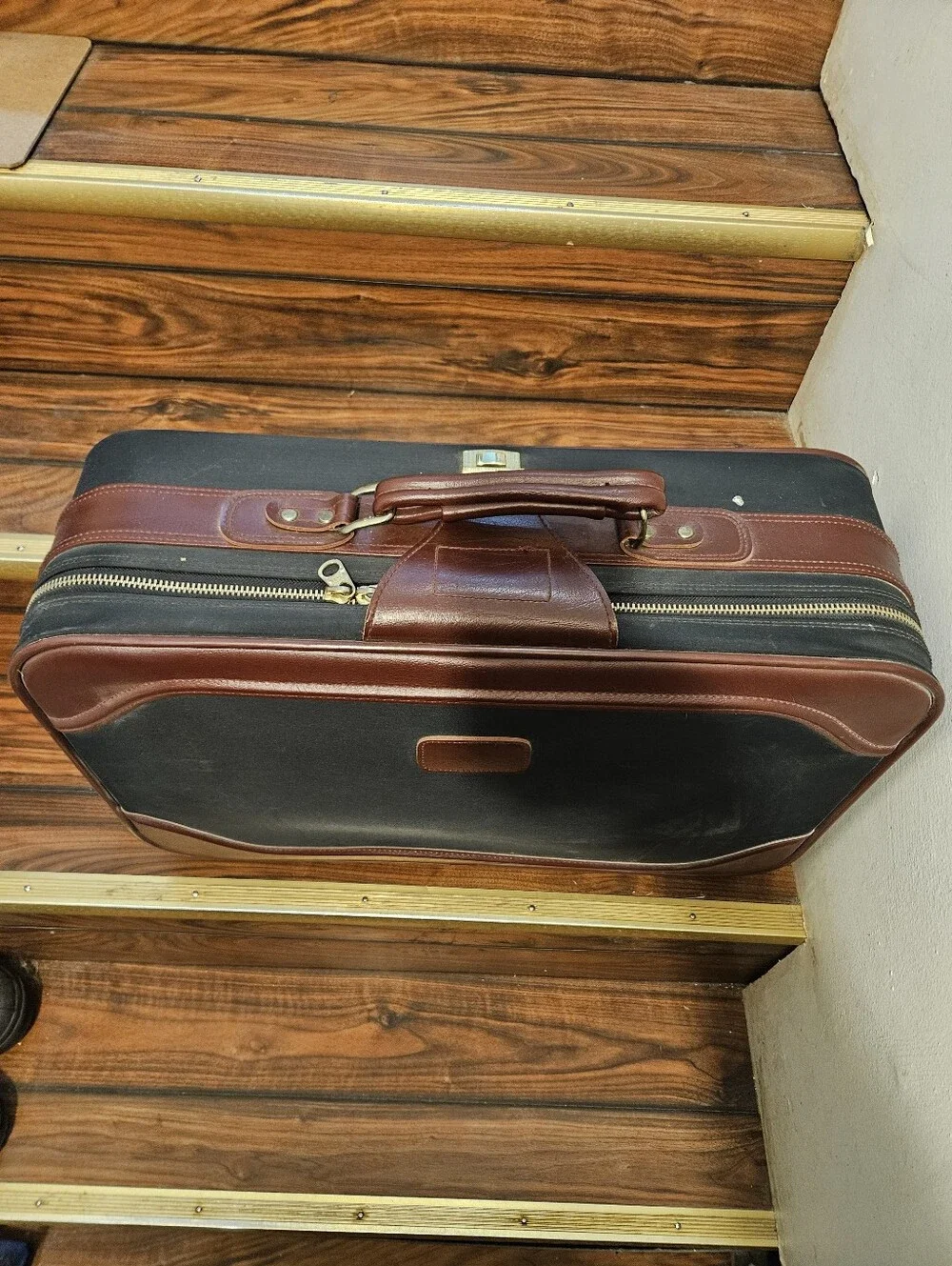 Sears and Goode blacksuitcase with faux leather trim  #travel